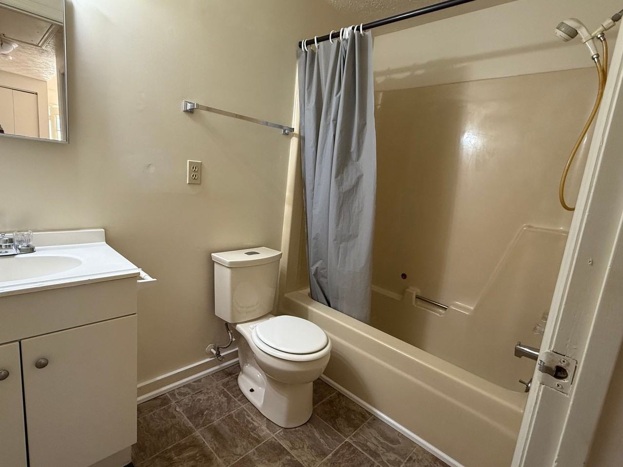 440 Wakeman Ct - Photo 2 of 8