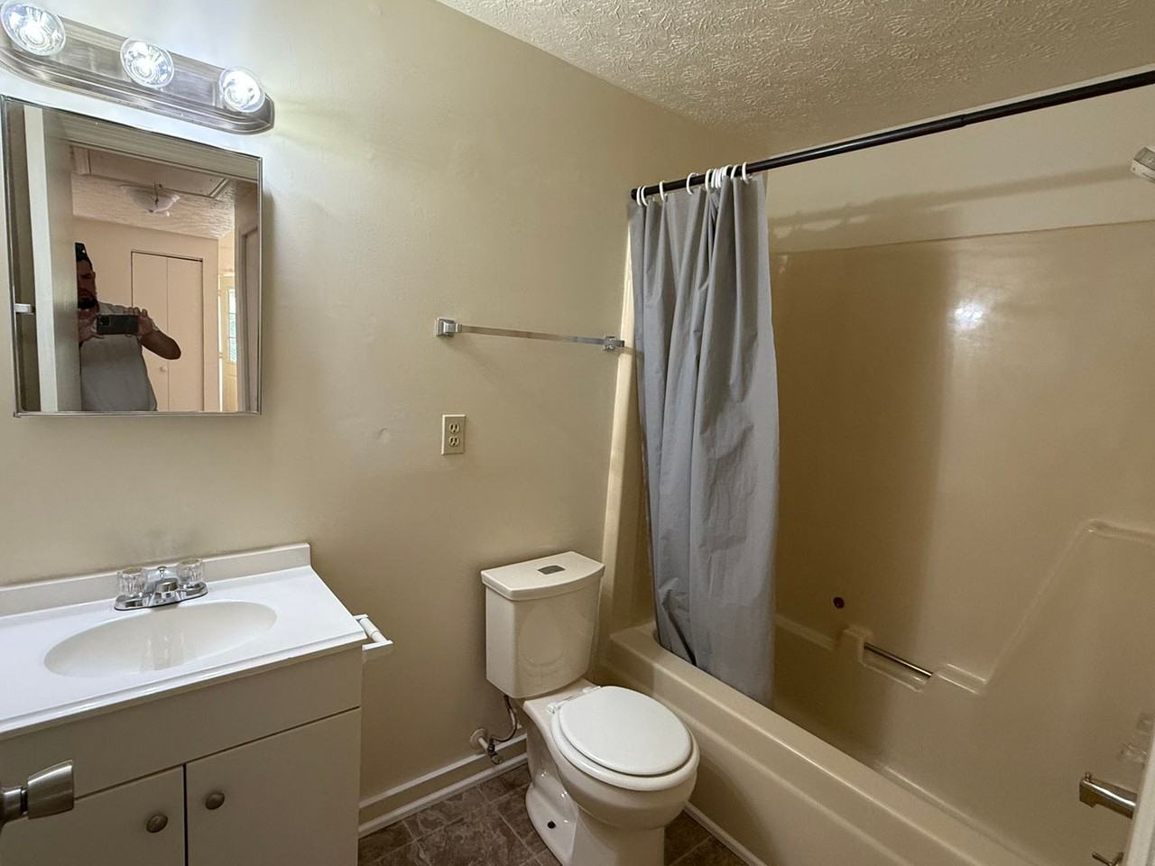 440 Wakeman Ct - Photo 4 of 8