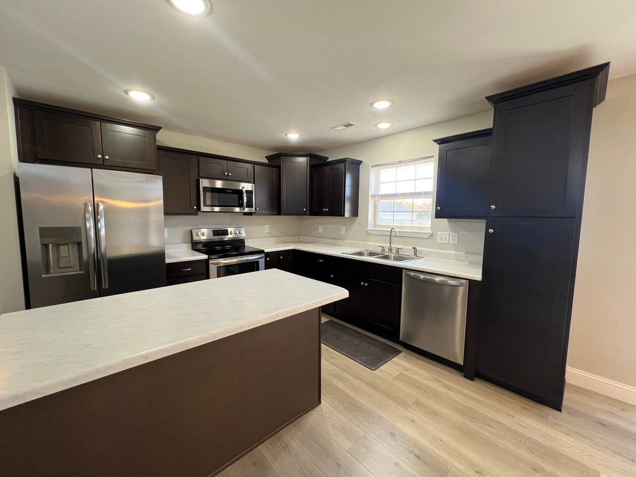 180 Andrews Dr - Photo 5 of 35