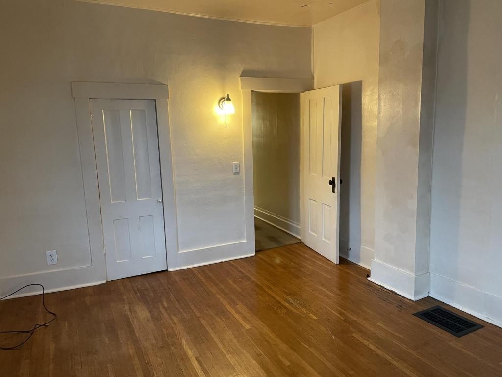 301 W Franklin St - Photo 3 of 20