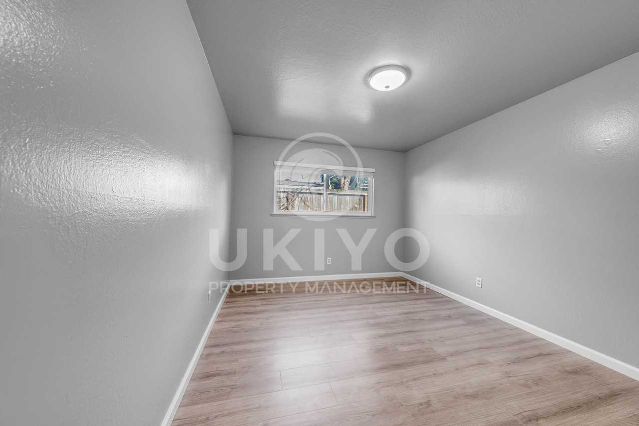 910 41st St - Photo 2 of 45