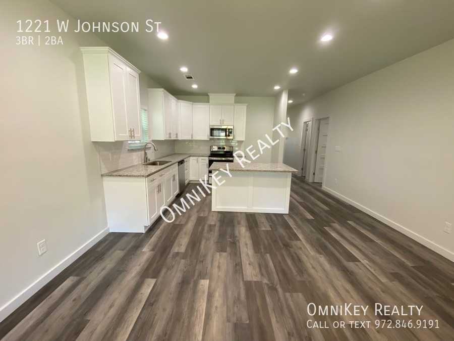 1221 W Johnson St - Photo 3 of 19