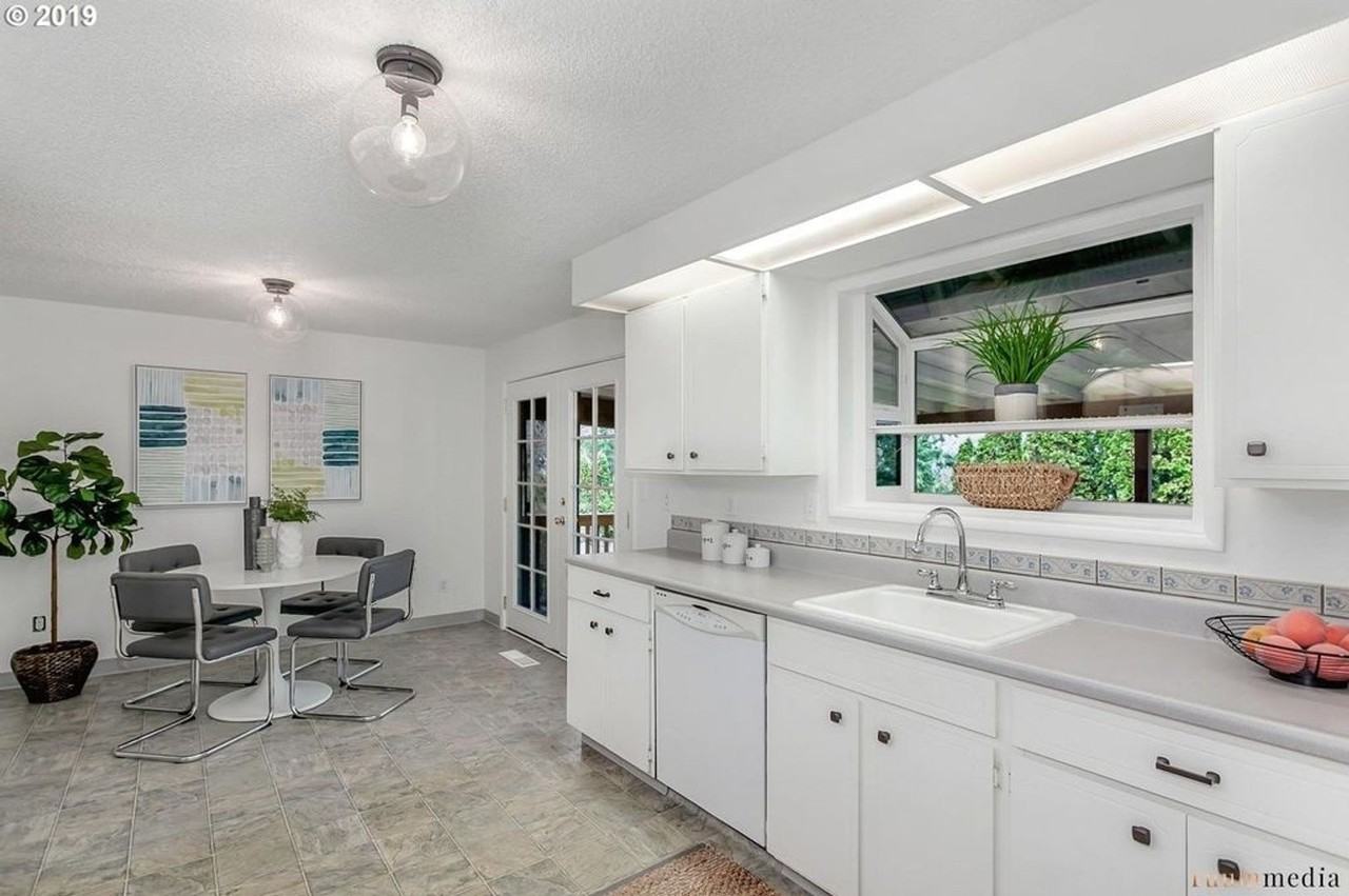 8205 Sw Laurel St - Photo 6 of 48