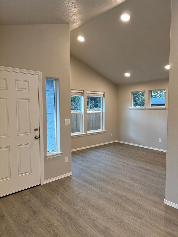 832 Se 6th St #2 - Photo 2 of 27
