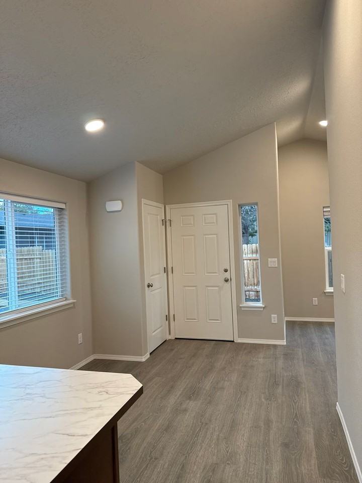 832 Se 6th St #2 - Photo 3 of 27