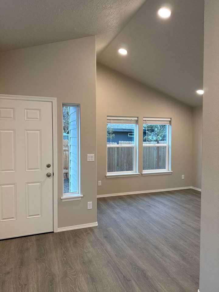832 Se 6th St #2 - Photo 4 of 27