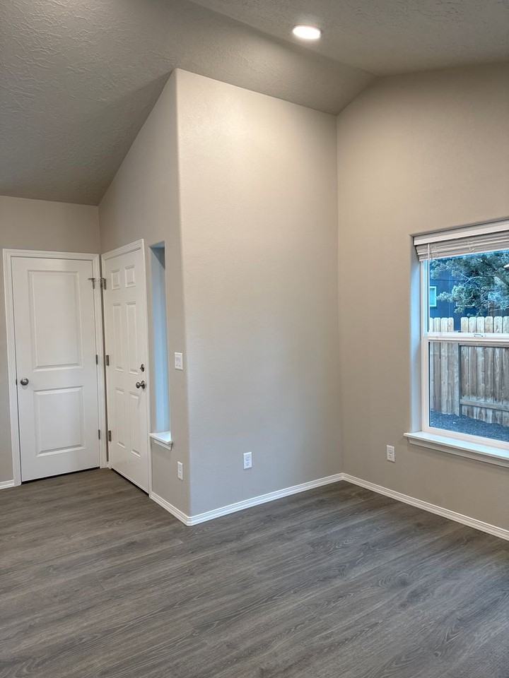 832 Se 6th St #2 - Photo 5 of 27