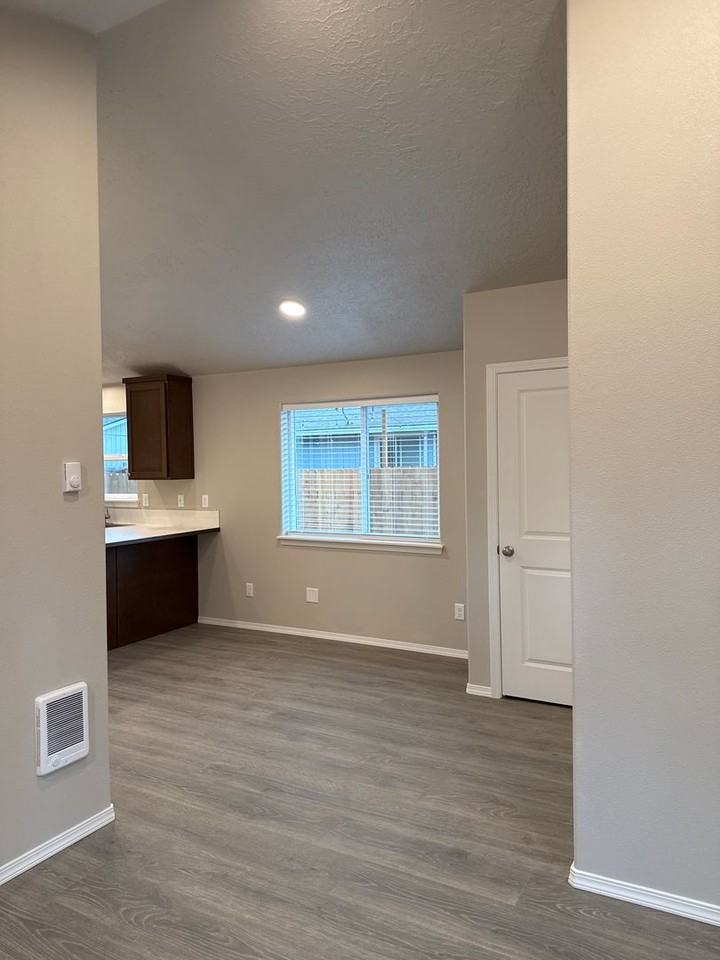 832 Se 6th St #2 - Photo 6 of 27