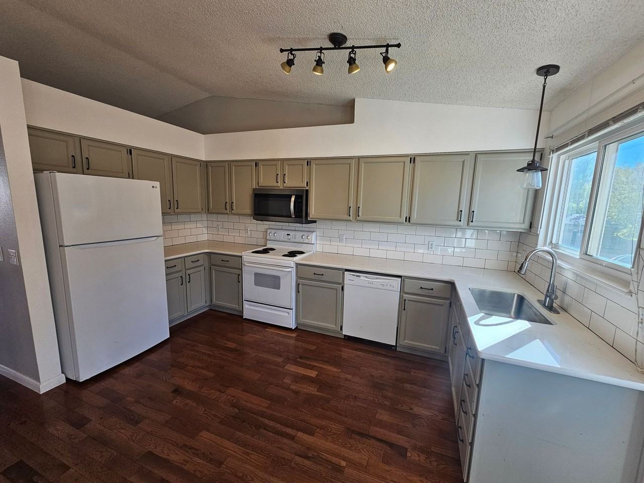 5145 Slickrock Dr - Photo 7 of 20