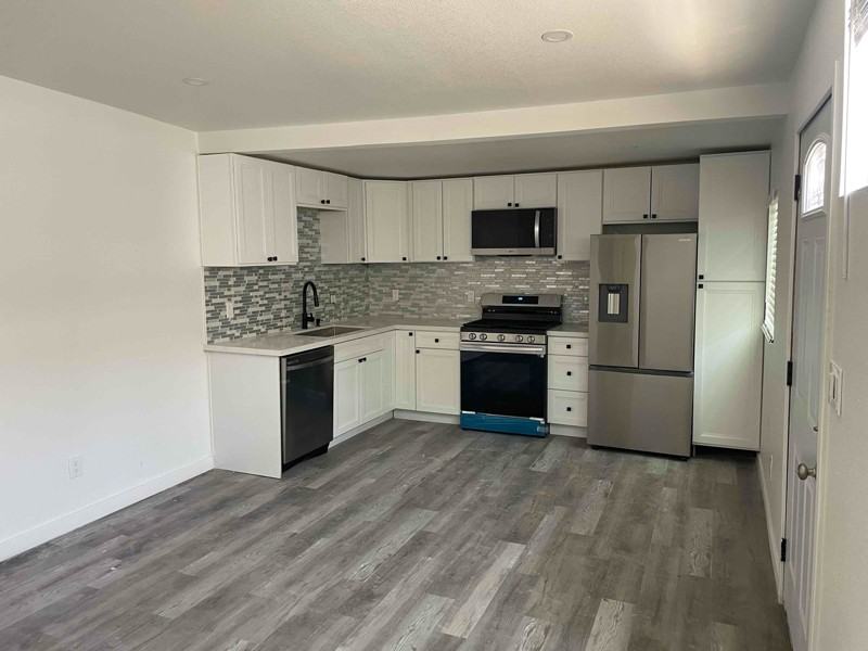 109 E St #B - Photo 2 of 7