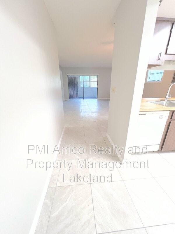 265 Fleetwood Ave - Photo 5 of 17