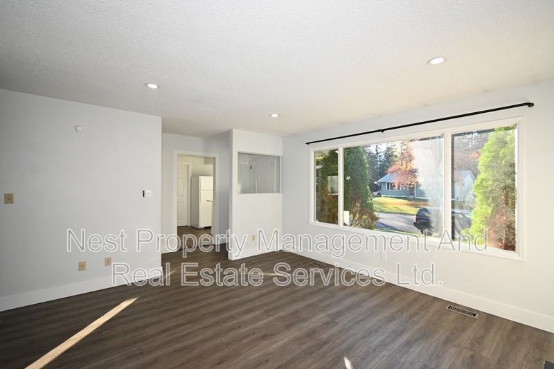 282 Clark Cres #A - Photo 3 of 16