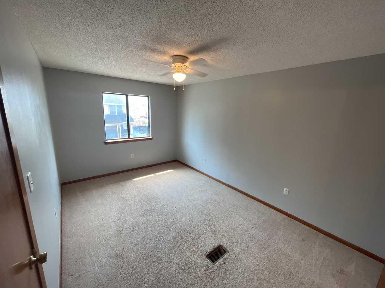 320 Olympia Ct - Photo 5 of 9