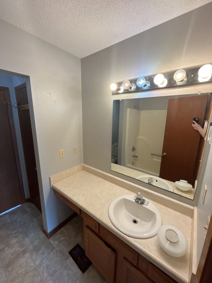 320 Olympia Ct - Photo 6 of 9