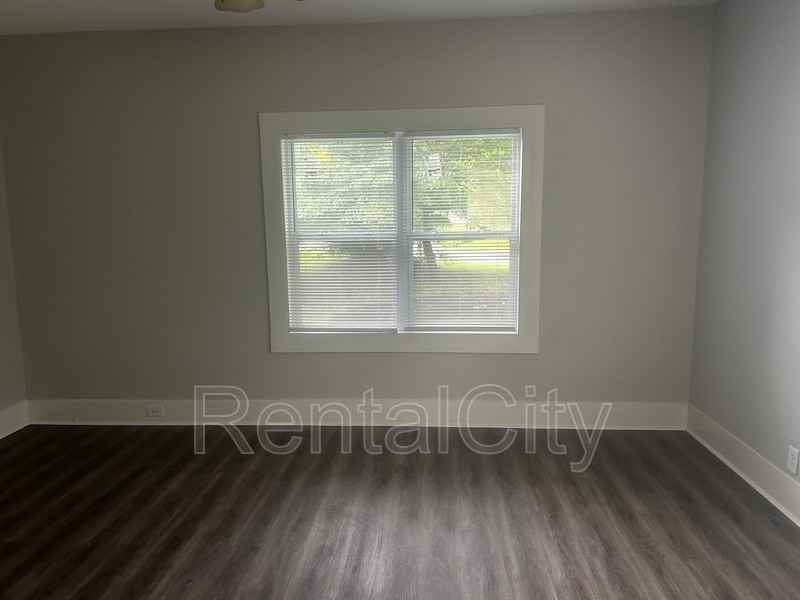 3089 College St - Photo 3 of 11