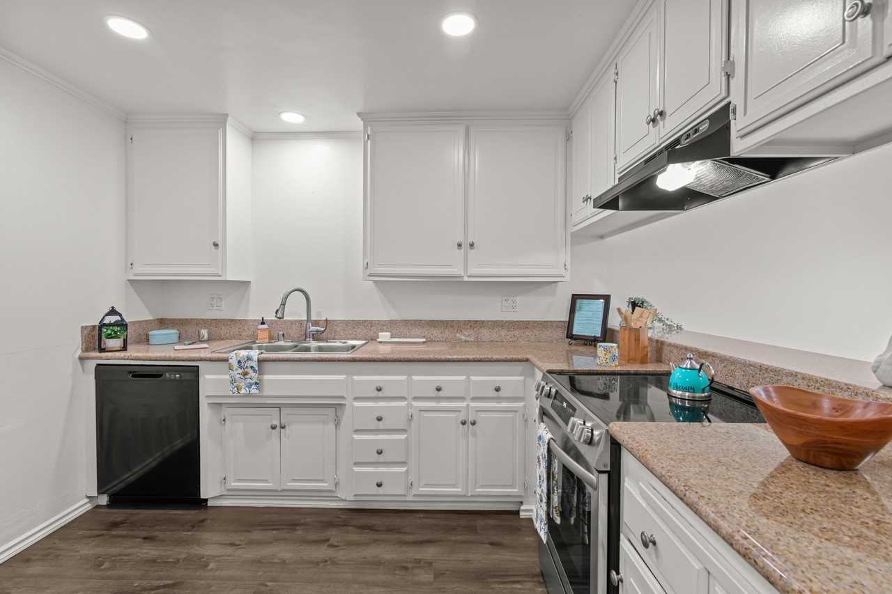 Eastbluff Townhomes - Photo 3 of 29