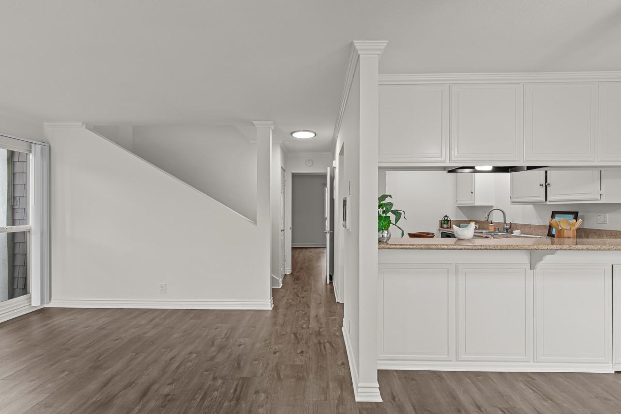 Eastbluff Townhomes - Photo 4 of 29