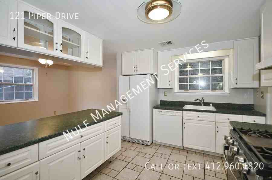 121 Piper Dr - Photo 2 of 14