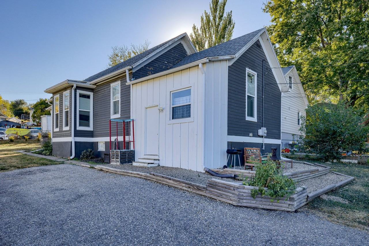 410 Woolworth Ave - Photo 2 of 22