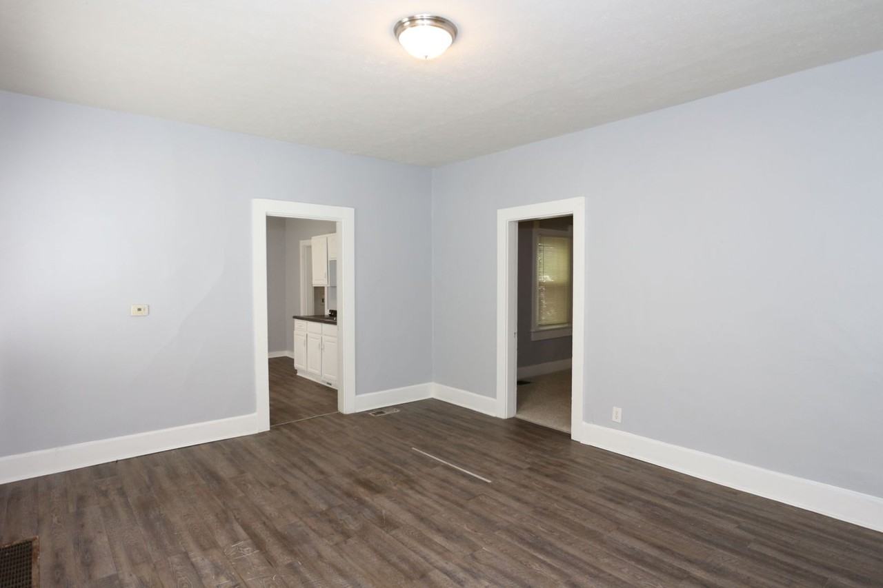 1911 Wilcox St - Photo 3 of 11