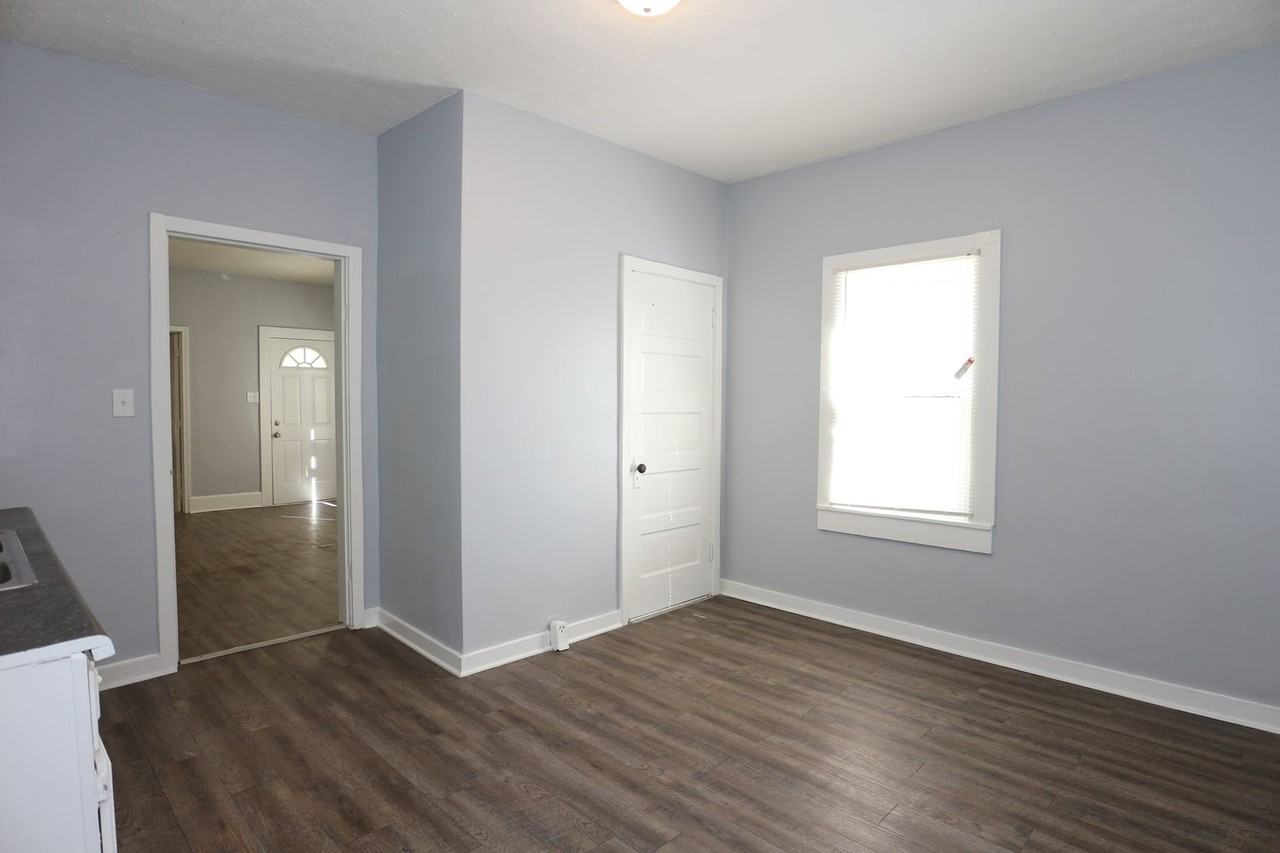 1911 Wilcox St - Photo 5 of 11