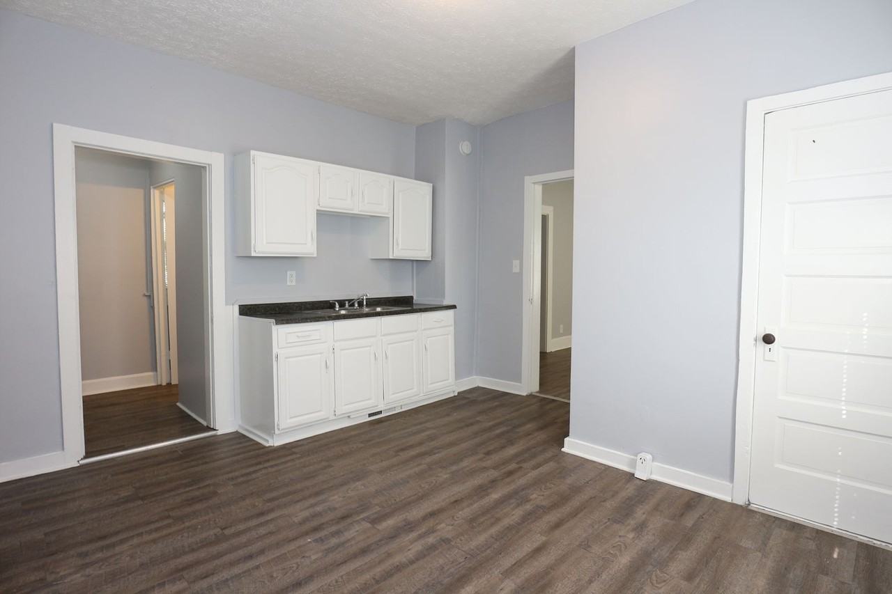 1911 Wilcox St - Photo 4 of 11