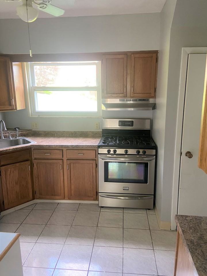 1345 Hulton Rd - Photo 4 of 13
