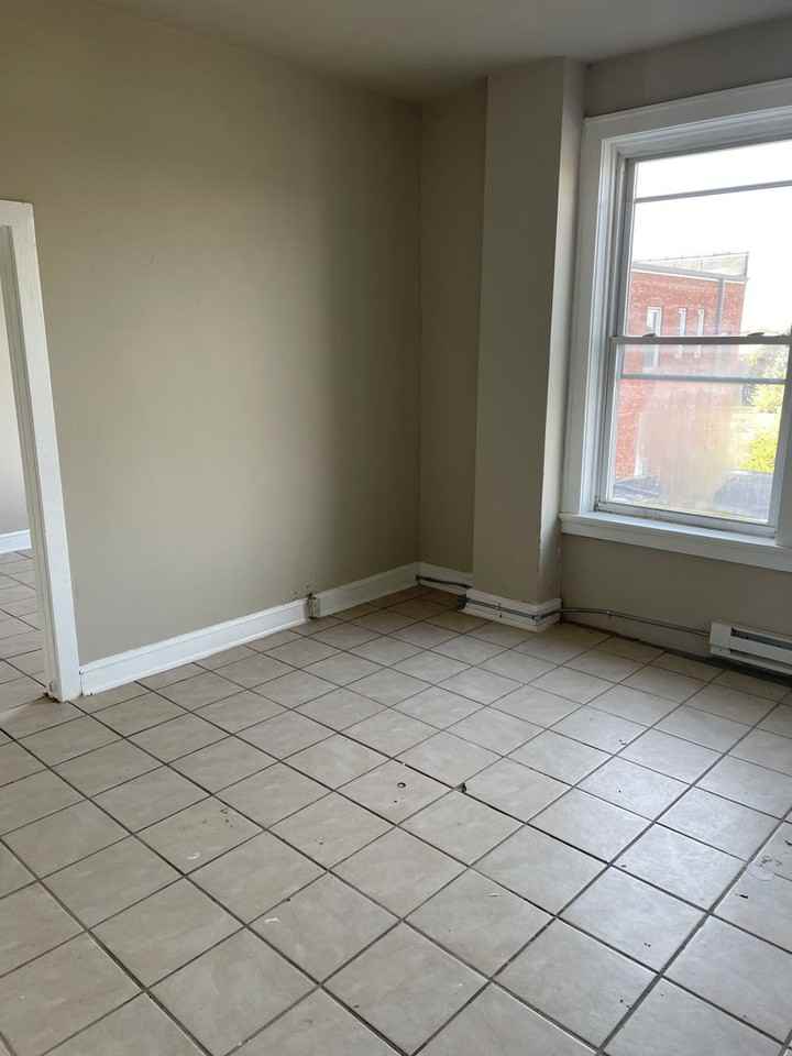 205 1st St NW - Photo 2 of 5