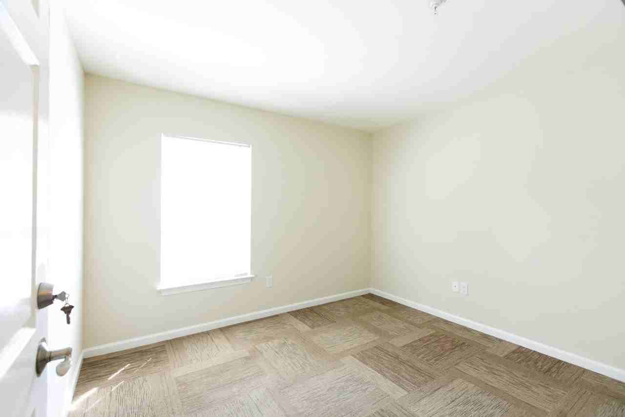 Crossroads Apartments - Photo 3 of 9