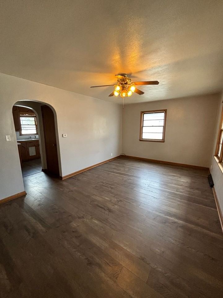 811 Allen St - Photo 2 of 6