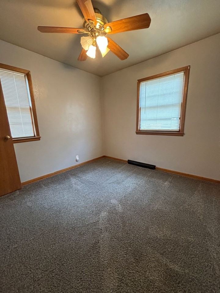 811 Allen St - Photo 4 of 6