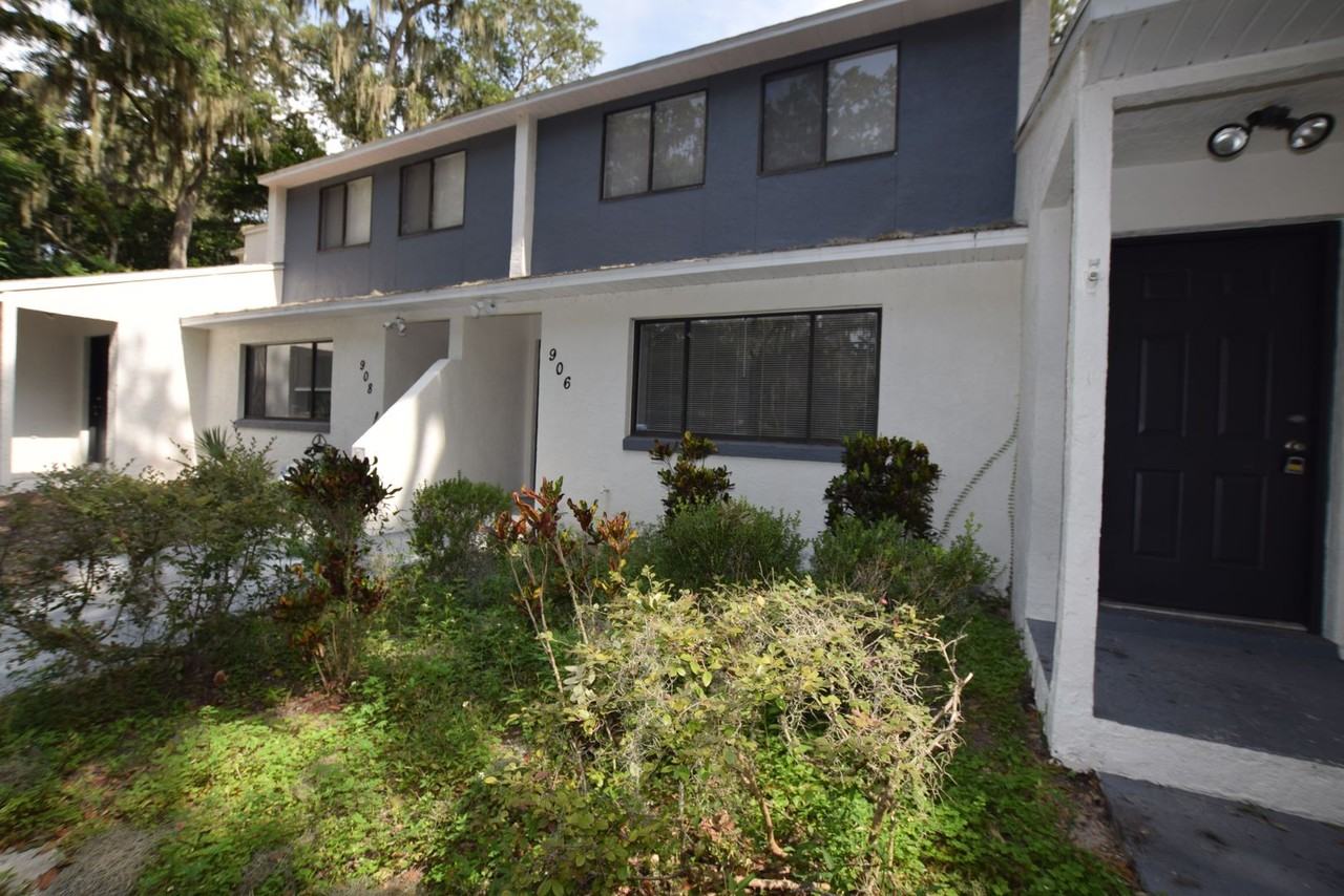 908 Sumter St - Photo 2 of 26