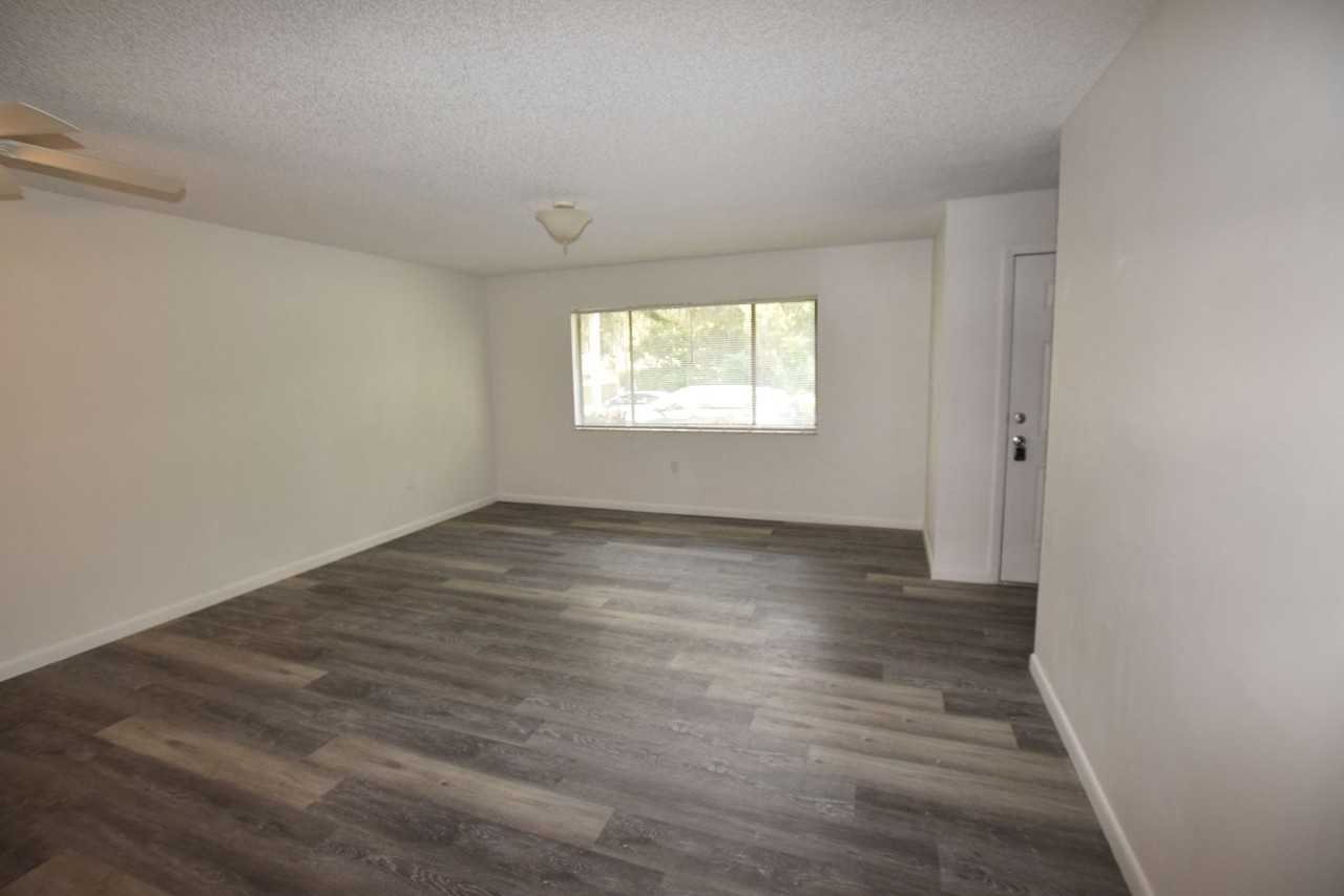 908 Sumter St - Photo 7 of 26