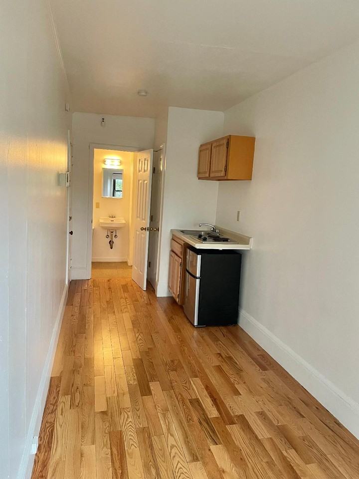 1061 Beacon St #14 - Photo 3 of 5