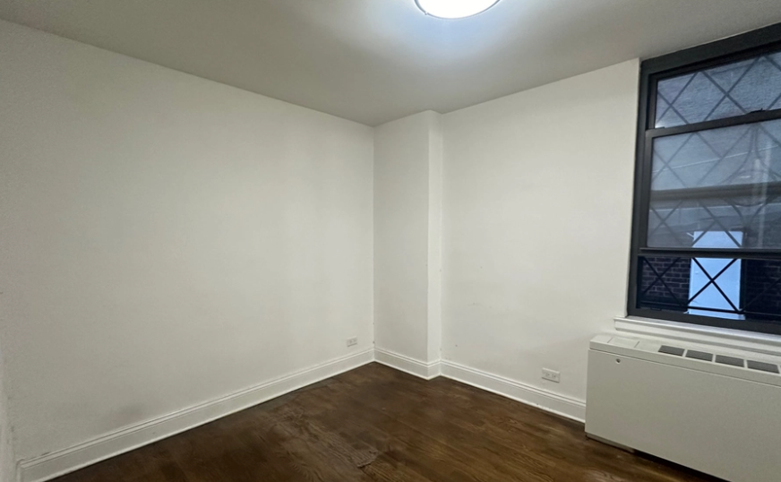 244 E 44th St #1C - Photo 5 of 8