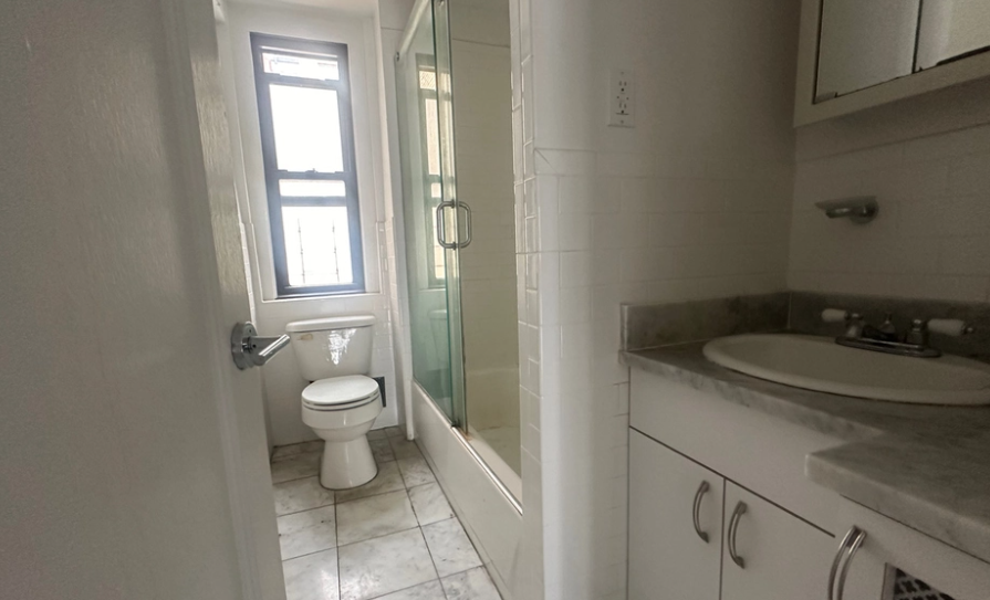 133 E 38th St #09A - Photo 5 of 7