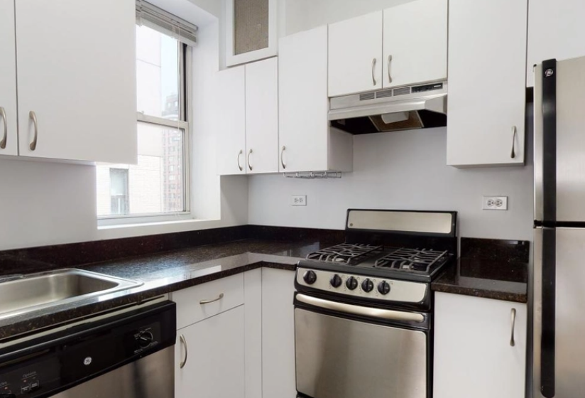 160 E 37th St #7C - Photo 5 of 6