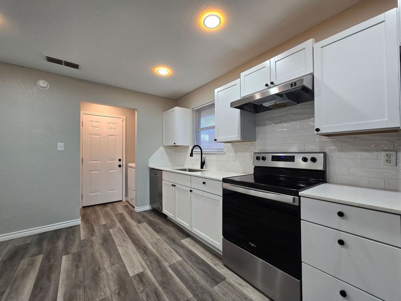 3201 Westwood Dr - Photo 5 of 25