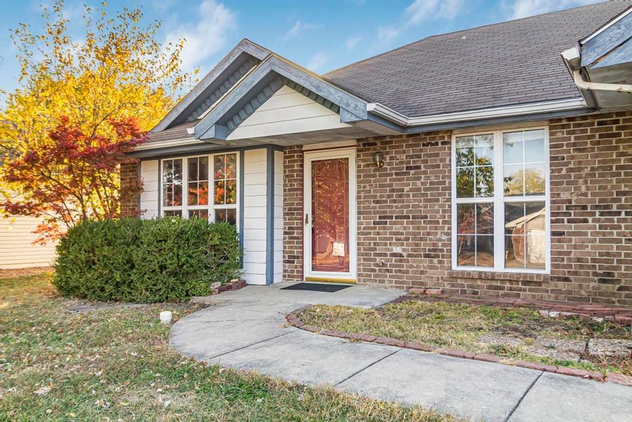 1105 Foxridge Dr - Photo 2 of 25