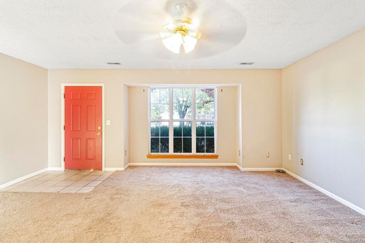 1105 Foxridge Dr - Photo 3 of 25