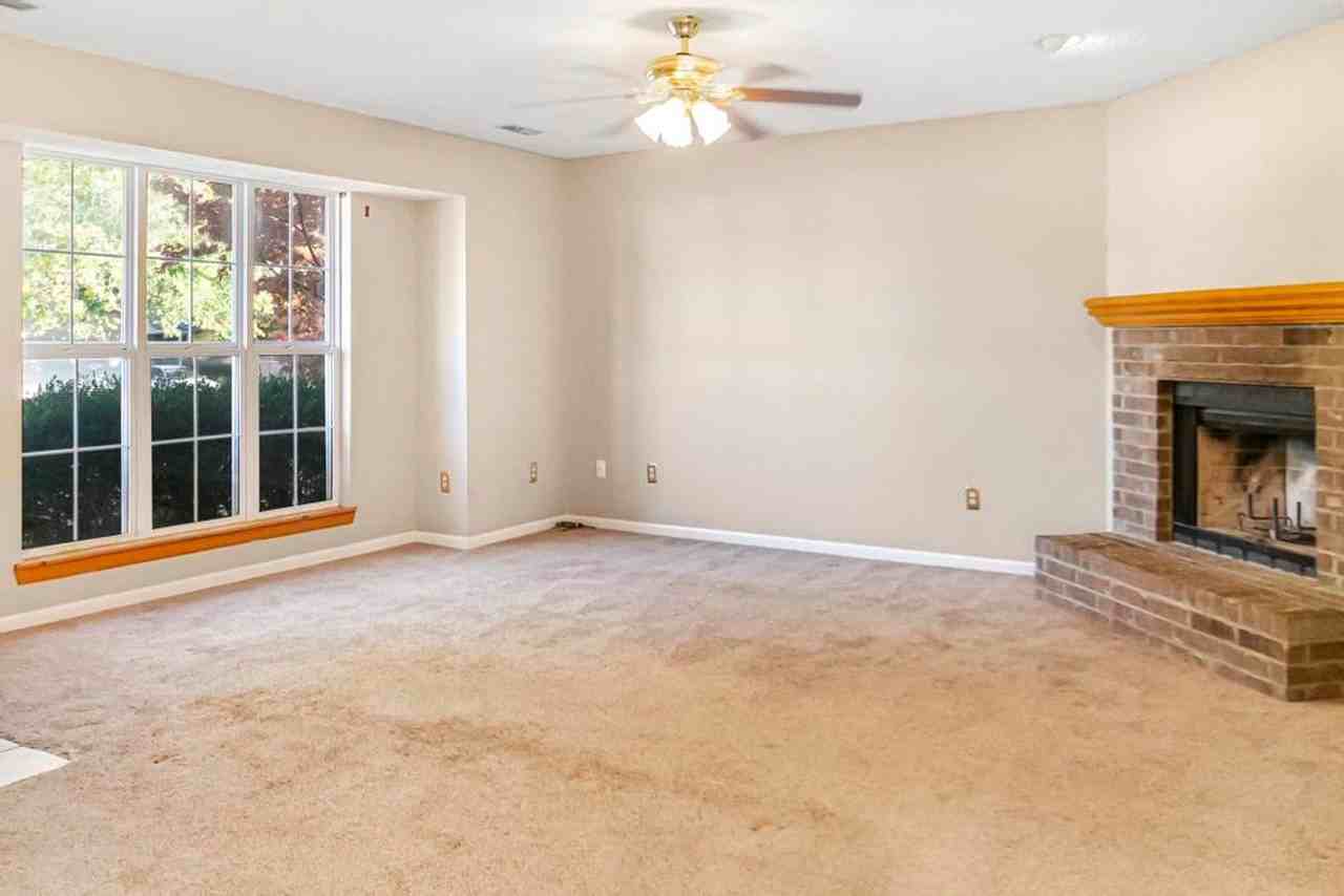 1105 Foxridge Dr - Photo 4 of 25