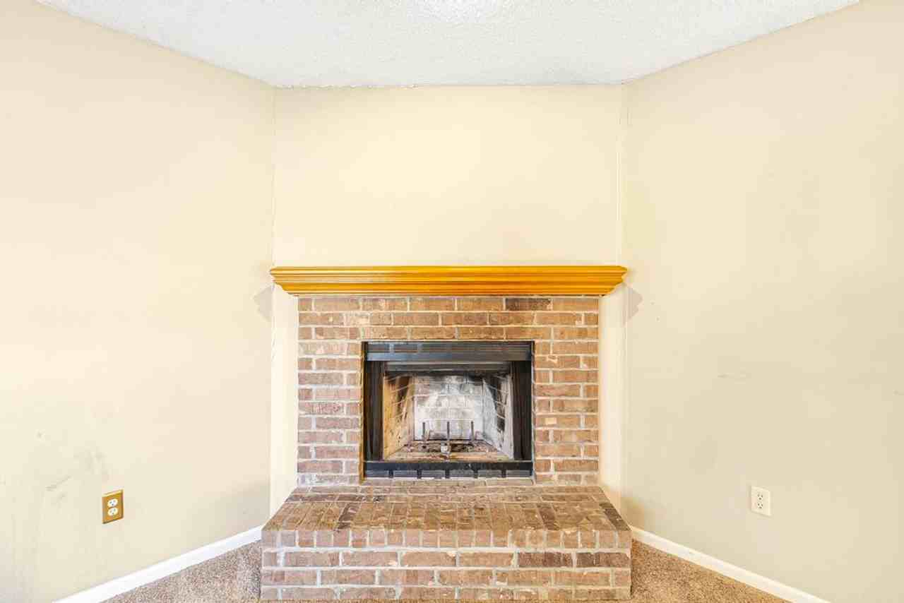 1105 Foxridge Dr - Photo 6 of 25