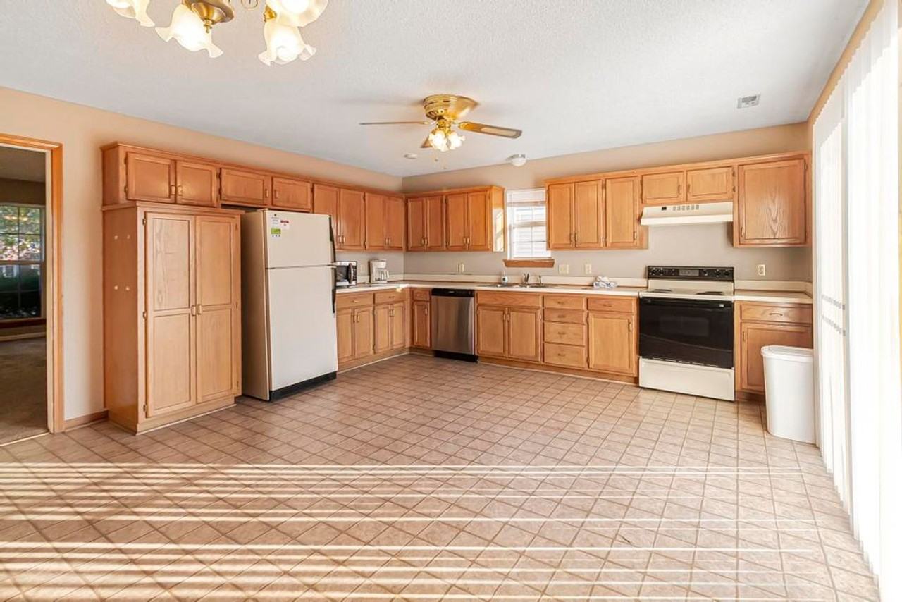 1105 Foxridge Dr - Photo 7 of 25