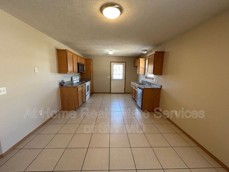 1211 N Northwood Ave - Photo 2 of 12