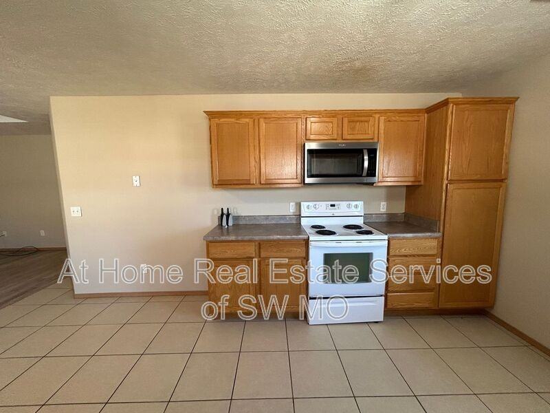 1211 N Northwood Ave - Photo 3 of 12