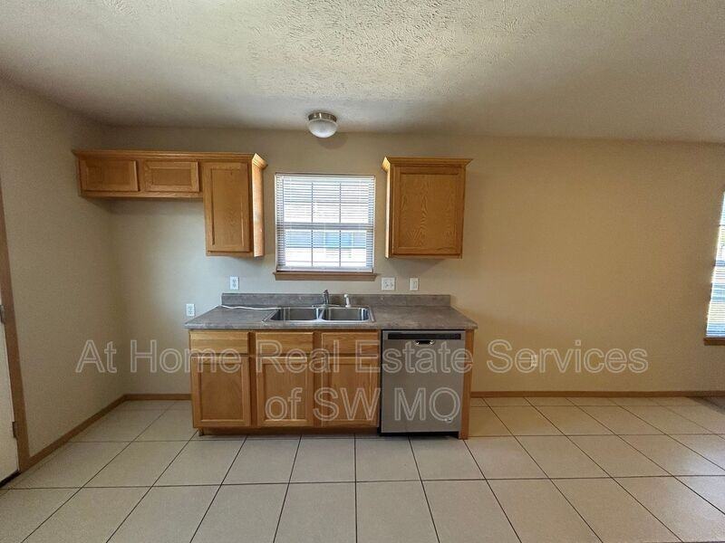 1211 N Northwood Ave - Photo 4 of 12