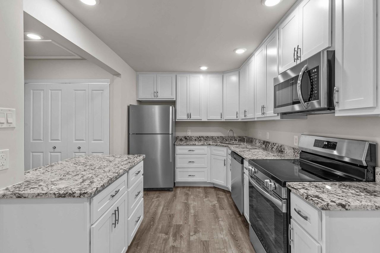 2318 Sherman Square Dr - Photo 3 of 19