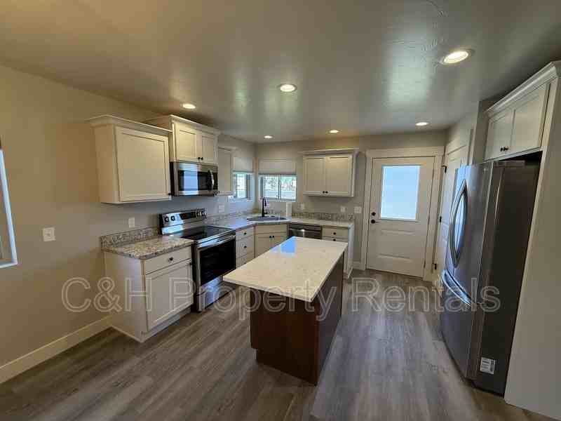 3330 Winchell Ln - Photo 3 of 23
