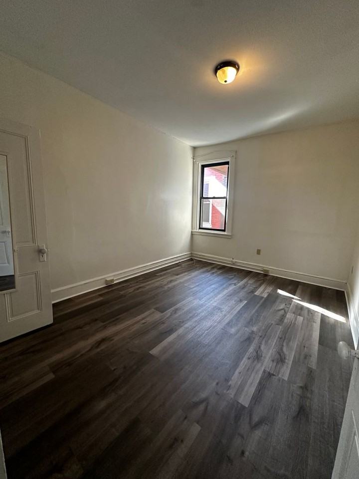 356 N Queen St - Photo 2 of 9