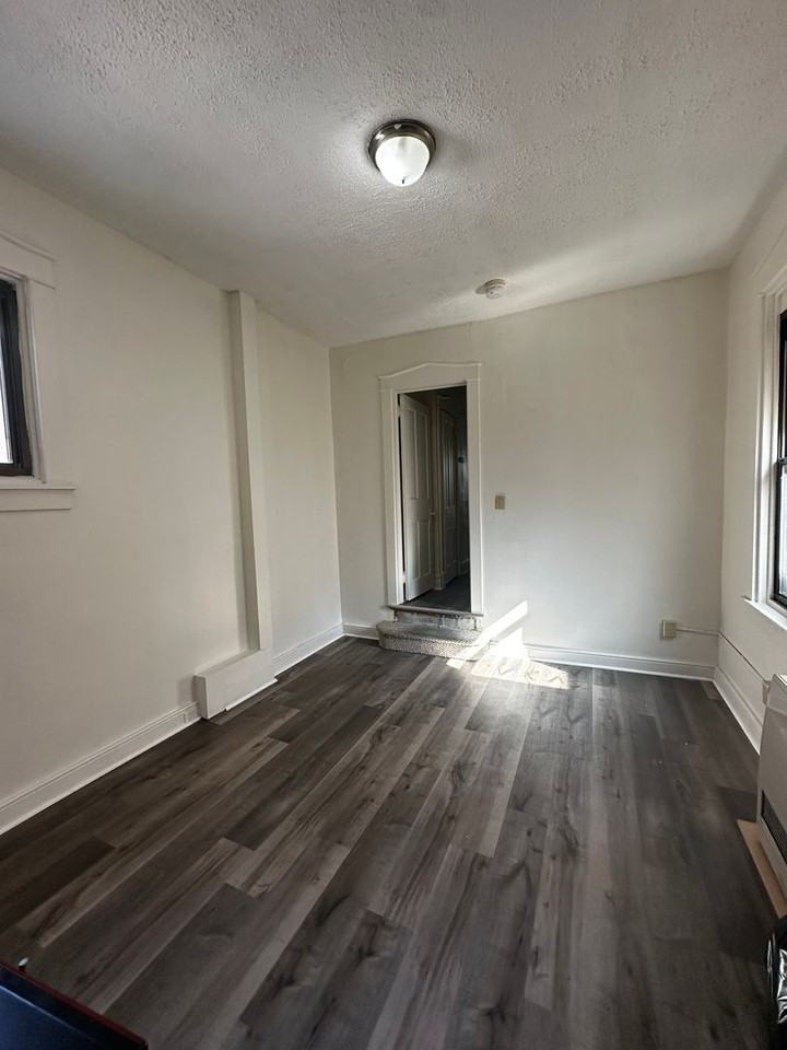 356 N Queen St - Photo 7 of 9